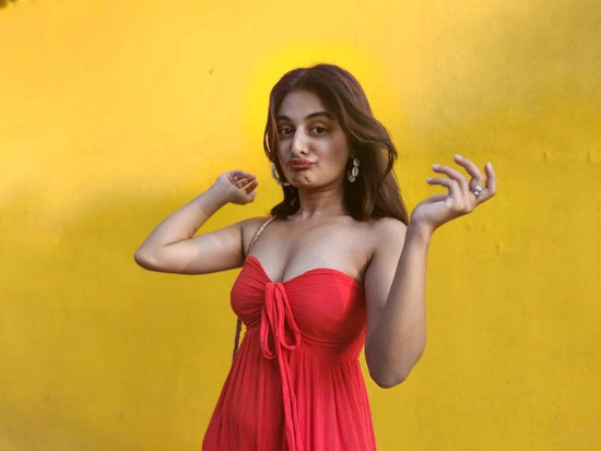 Stunning Poses Of Esther Anil